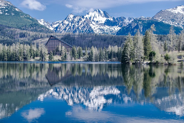 zelené pleso v tichej doline obklopené skalami