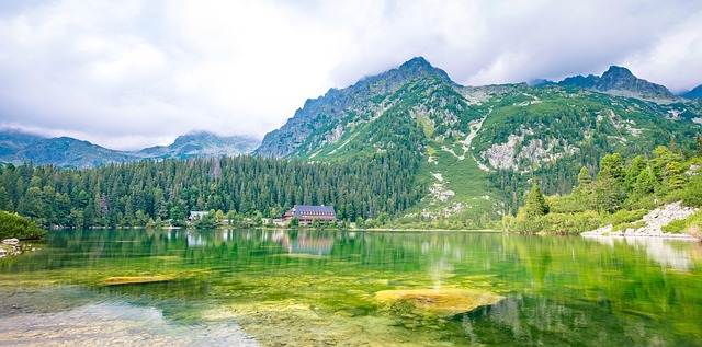 štrbské pleso s odrazom tatranských štítov na hladine