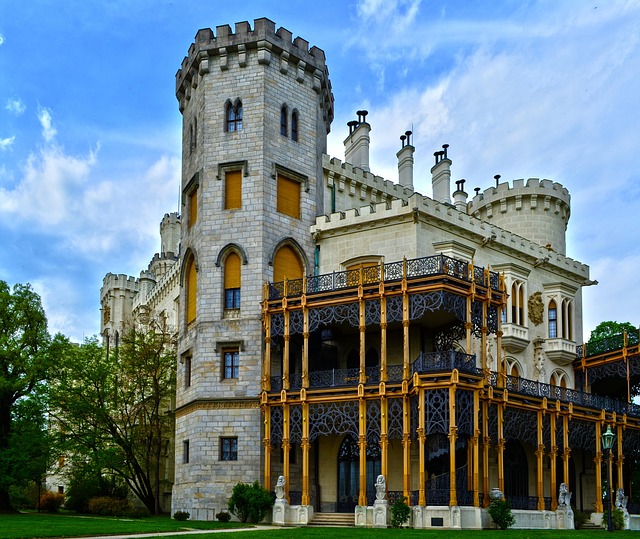 západ slnka nad poľanou s horskou lúkou