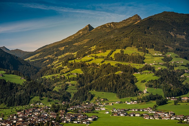 slovenské hory panoráma s turistickým chodníkom cez zelené lúky
