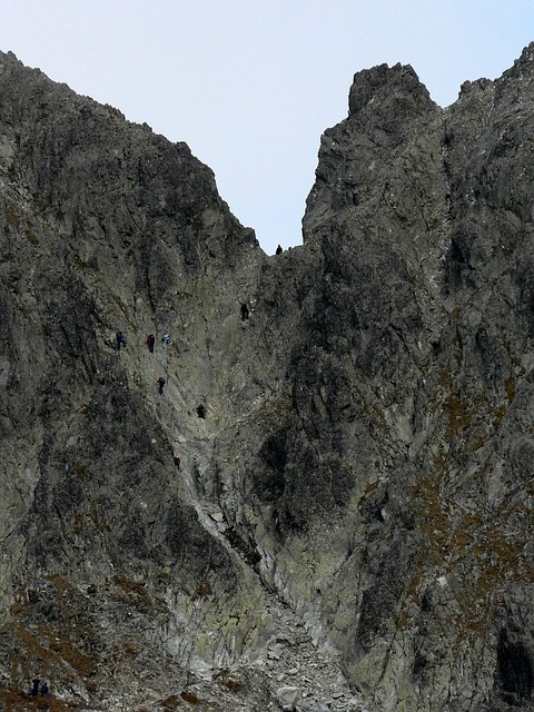 vysoké tatry horský hrebeň so snehom
